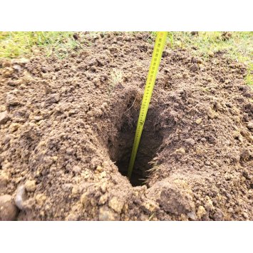 2 Grav hullet i 90 cm eller lidt dybere hvis du gerne vil have trresnorene lavere