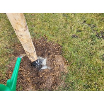 4 Eventuel stolpebeton hldes ved siden af stolpen og vandes 4 gange om dagen de nste 4 dage