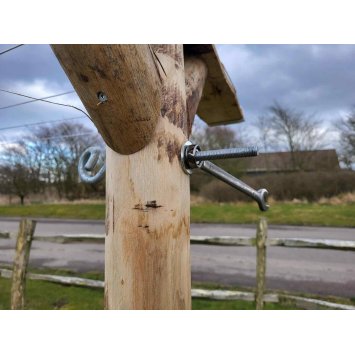 9 Eventuelle gyngekroge stikkes igennem tret og strammes an med en 17mm fastngle