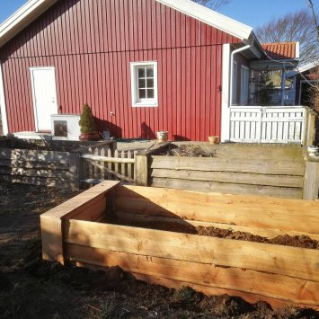 6. Det frdig resultat. hjbed i forgrunden er kompost, der arbejder  i 2 rs cyklus, den til venstre er vore krydderurter